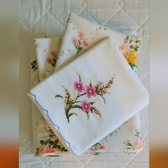 Vintage DBL/Full Size Top Sheet with Matching Cases, 1 Needlepoint Case 4pc