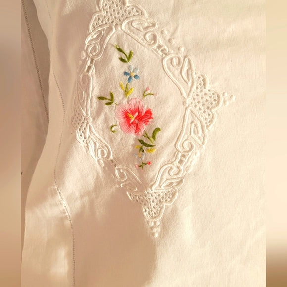 Vintage Full / Double 4 pc Bedding Set, 100% Cotton embroidered case, rose motif.