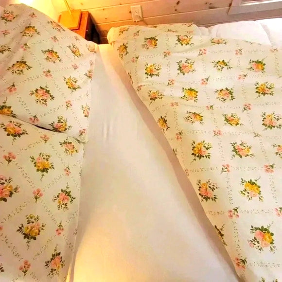 Vintage DBL/Full Size Top Sheet with Matching Cases, 1 Needlepoint Case 4pc