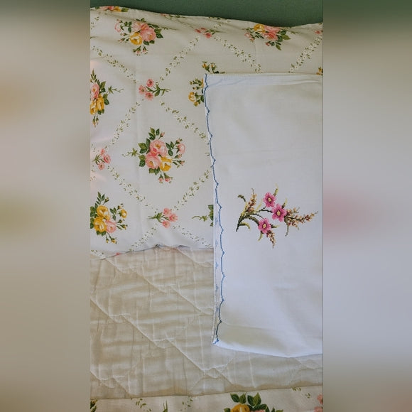 Vintage DBL/Full Size Top Sheet with Matching Cases, 1 Needlepoint Case 4pc