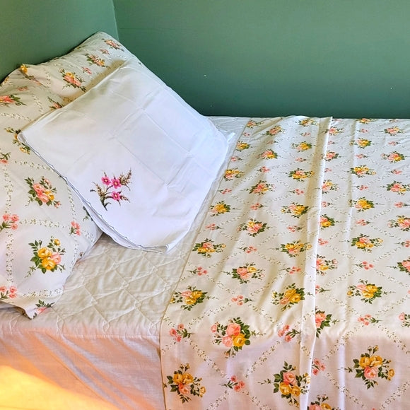Vintage DBL/Full Size Top Sheet with Matching Cases, 1 Needlepoint Case 4pc