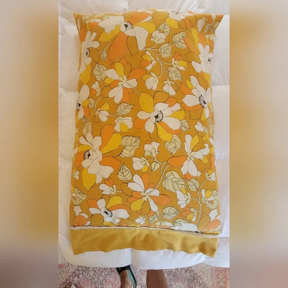 Vintage Queen Sz Flat sheet and 1 pillow case