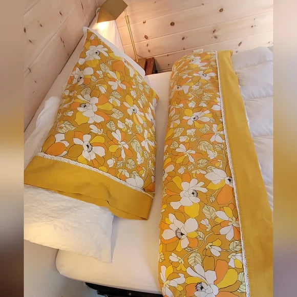 Vintage Queen Sz Flat sheet and 1 pillow case