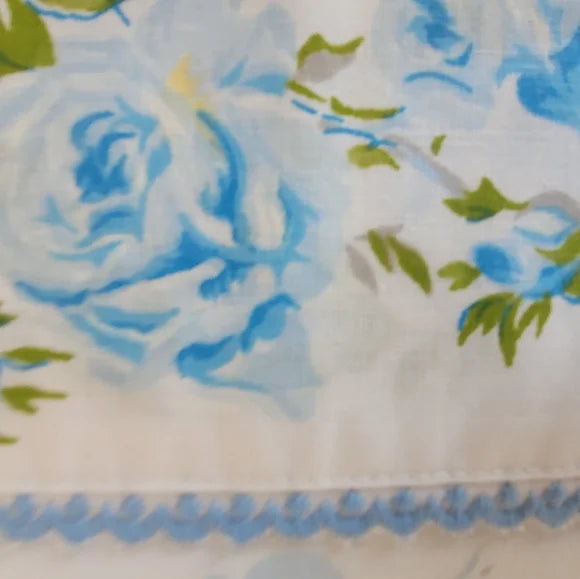 VINTAGE QUEEN Sz Flat Sheet, Blue Rose Motif, Cotton Poly Blend